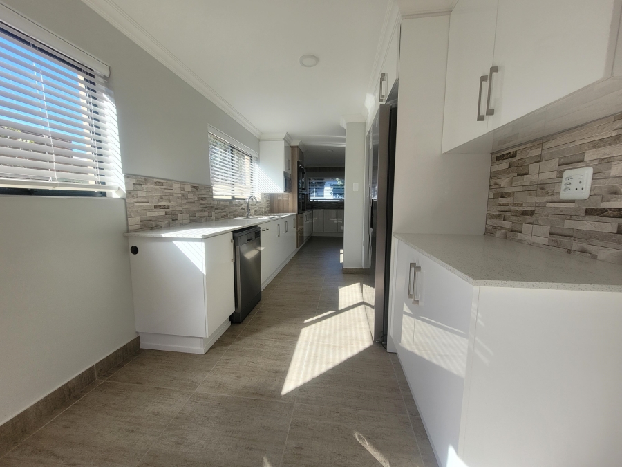 4 Bedroom Property for Sale in Wavecrest Eastern Cape